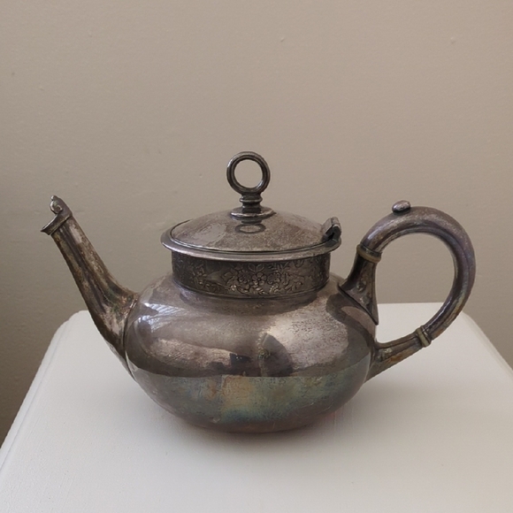 Vintage Meriden B. Company Silver Plate Teapot w/Ornate Bird and Flowers, EUC - Picture 1 of 8